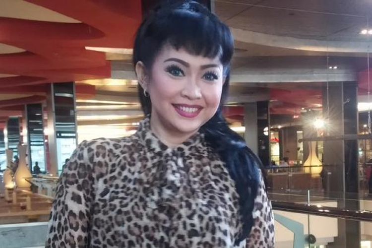 Ratna Listy berpose usai menghadiri peluncuran Food Enak di Marco Cafe Plaza Indonesia, Jakarta Pusat, Kamis (19/11/2015) sore.