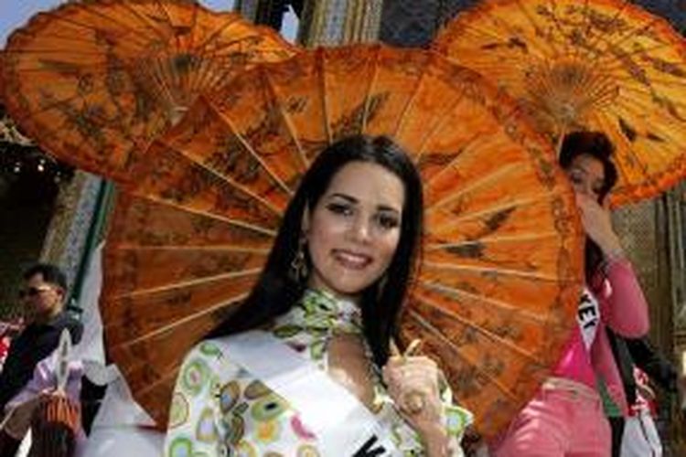 Mantan ratu kecantikan Venezuela, Monica Spear (29) saat mengunjungi Bangkok pada 2005.