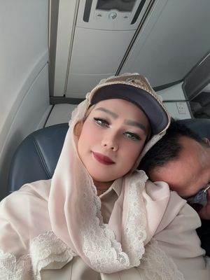 9 gaya Sarifah Suraidah disorot warganet. Dari topi lebar hingga kebaya glamor, penampilannya kerap disebut bak ?noni Belanda?.