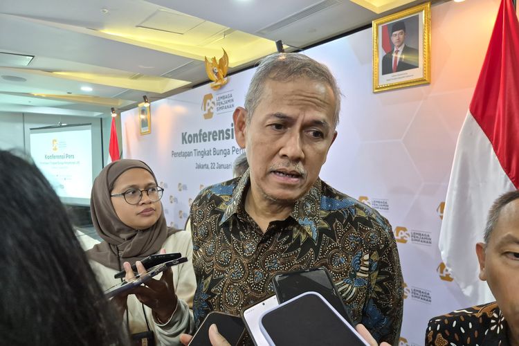Ketua Dewan Komisioner Lembaga Penjamin Simpanan (LPS) Anggito Abimanyu usai konferensi pers di kantornya, Jakarta, Kamis (22/1/2026) malam.