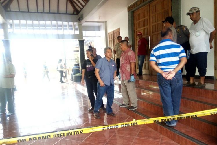 Kapores Sleman, AKBP Firman Lukmanul Hakim saat berada di lokasi gereja Santa Lidwina, Minggu (11/2/2018). 