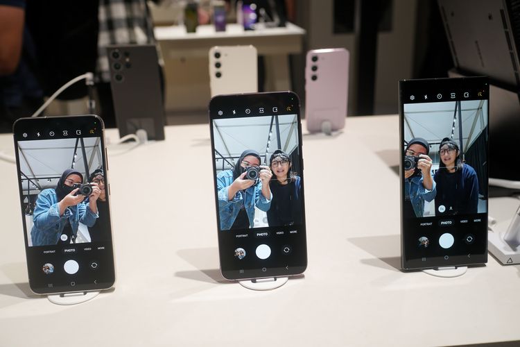 Ikustrasi selfie dengan kamera depan 12 MP Galaxy S23, S23 Plus, dan S23 Ultra.