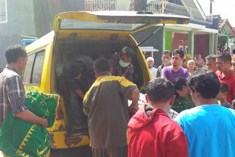 Jenazah almarhumah Ai saat tiba di kampung halamannya di Kelurahan Dayeuhluhur, Kecamatan.Warudoyong, Sukabumi, Jawa Barat, Rabu (12/7/2017).