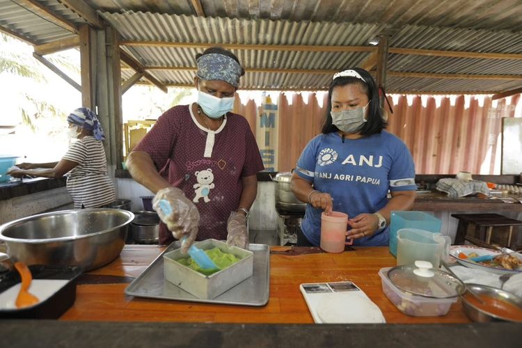 Salah satu kegiatan dalam program Warung Mama yang digulirkan ANJ di Papua.