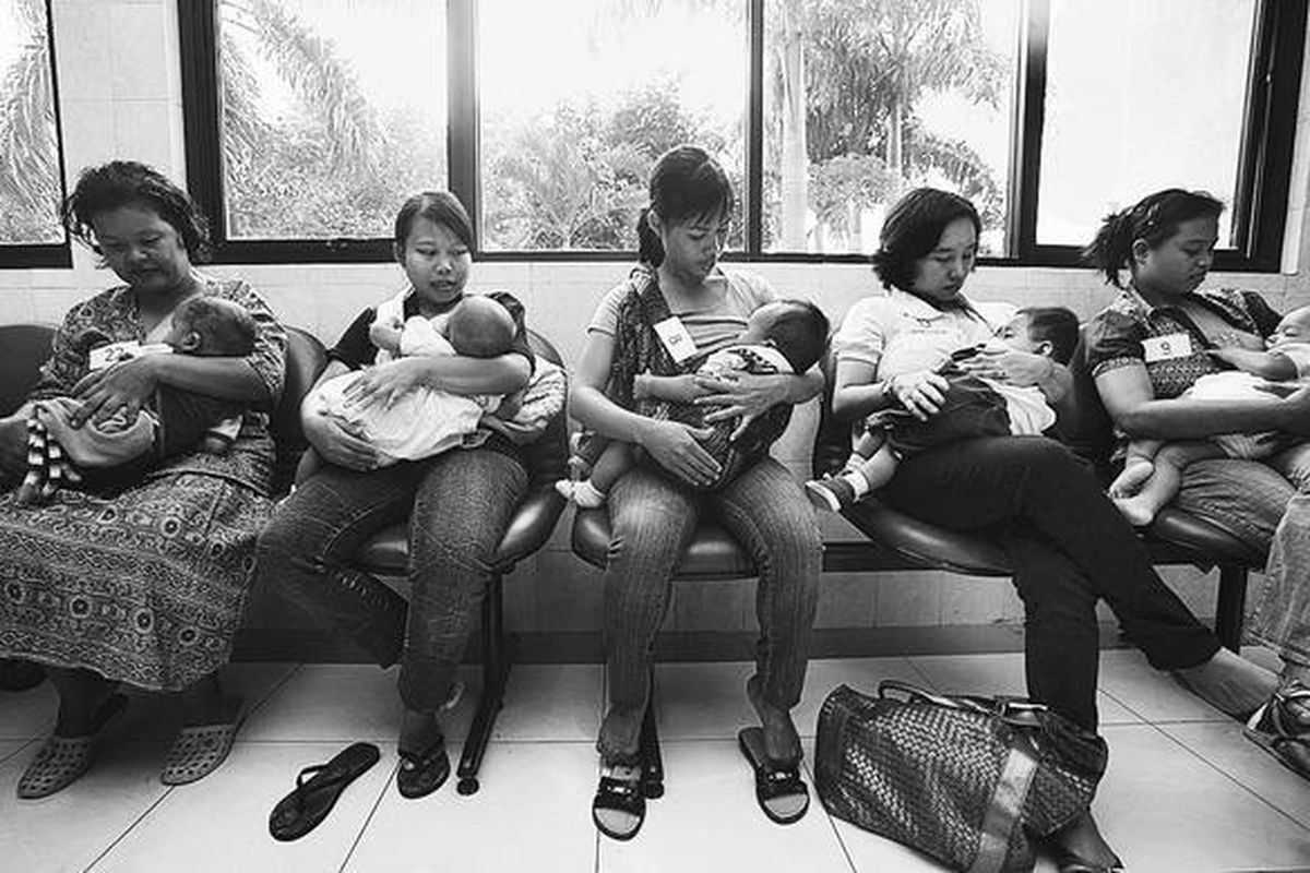 Para ibu menyusui anaknya saat menunggu waktu untuk mengikuti lomba kualitas menyusui dalam rangka memperingati Hari Ibu di Puskesmas Kecamatan Kelapa Gading, Jakarta, 22 Desember 2008.