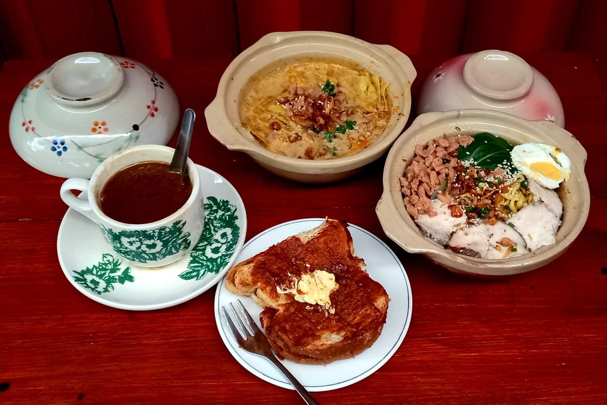 Salah satu menu makanan dan minuman di Pengyu Kopitiam Malang