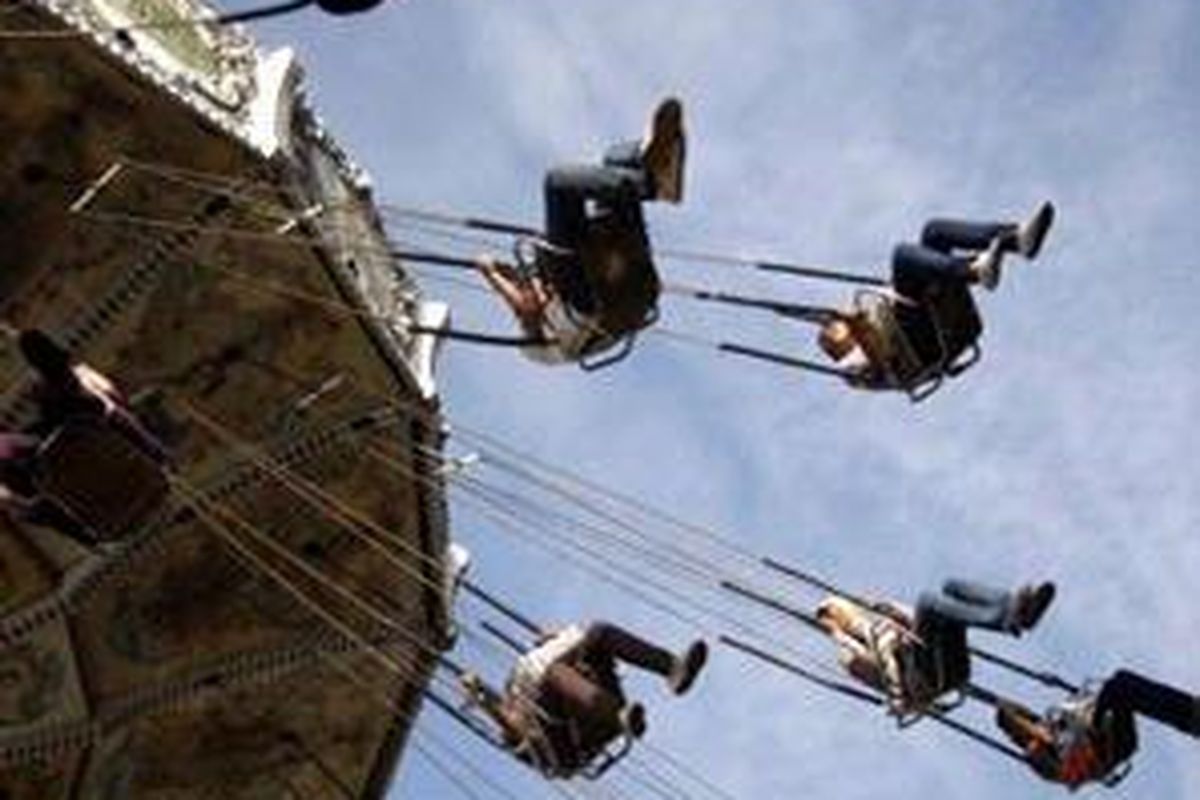 Pengunjung menikmati wahana Ontang Anting di Dunia Fantasi,Taman Impian Jaya Ancol, Jakarta. Di lokasi hiburan ini tersedia berbagai wahana seperti Arung Jeram, Balada Kera, dan Istana Boneka. 