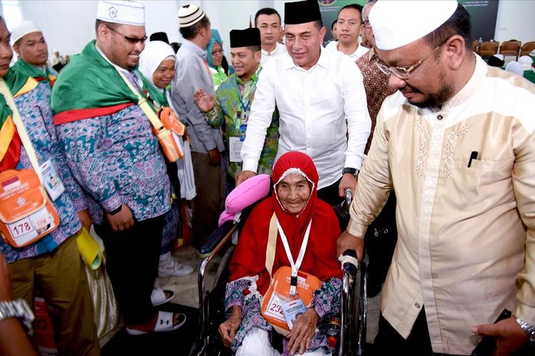 
Gubernur Sumut Edy Rahmayadi melepas kloter haji pertama di Aula Madinatul Hujjaj Asrama Haji Embarkasi Medan, Jum'at (12/7/2019) 


