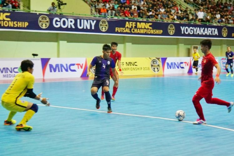 Pemain Timnas Futsal Indonesia saat akan melakukan shooting ke gawang Kamboja