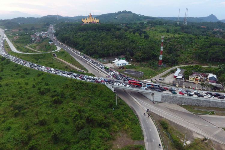 Kendaraan pemudik yang akan menuju pulau Jawa terjebak macet di pintu masuk Pelabuhan Bakauheni Lampung Selatan, Lampung, Sabtu (8/6/2019). Pemudik roda empat dari berbagai daerah di Sumatera secara bertahap mulai kembali ke pulau Jawa karena sebagian pemudik akan mulai bekerja pada Senin (10/6/2019) mendatang.