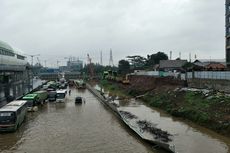 Tol Jakarta-Cikampek Tergenang, Mobil hingga Bus Terjebak Banjir di Tengah Tol