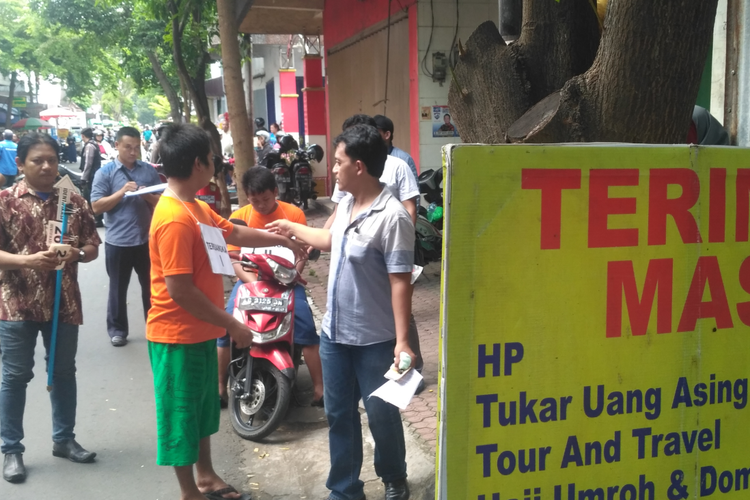 Salah satu adegan saat dua tersangka menjual emas hasil pembunuhan dan perampokan terhadap Sukinem di Kelurahan Kemasan Kota Kediri, Jawa Timur, Jumat (5/4/2019).