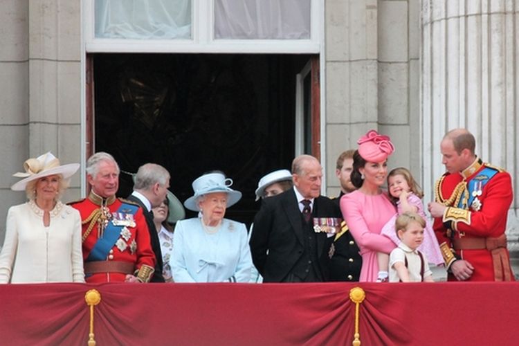 Ratu Elizabeth II dan Pangeran Philip bersama beberapa anggota keluarga kerajaan lainnya saat perayaan Trooping the Colour di Istana Buckingham, London, 17 Juni 2017.