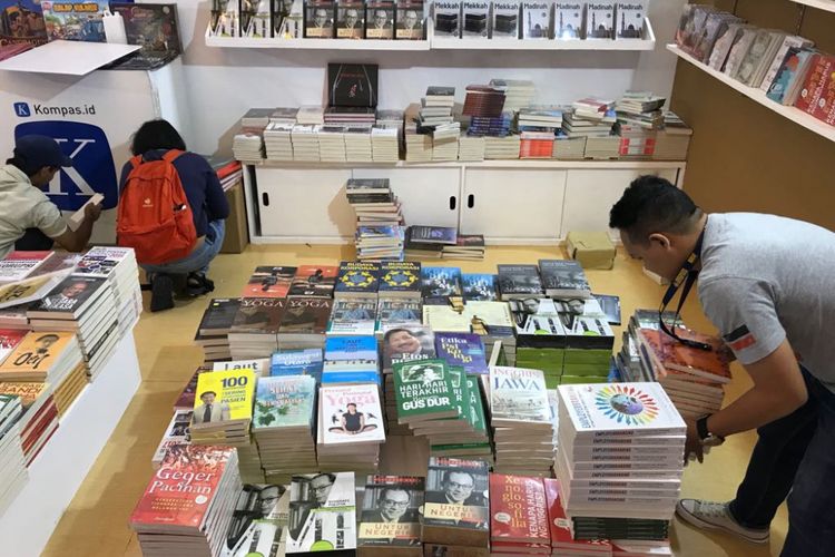 Suasana Indonesia International Book Fair 2018 yang digelar oleh Ikatan Penebit Indonesia (Ikapi) di Jakarta Convention Center, Rabu (12/9/2018).