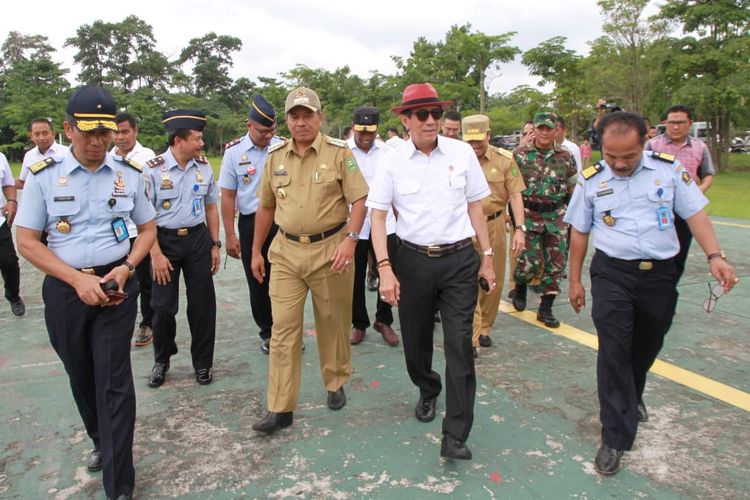 Menkumham Yasonna Laoly (baju putih) saat berkunjung ke Rutan Kelas II B Siak Sri Indrapura, pasca-kerusuhan dan pembakaran yang berujung kaburnya narapidana dari Rutan Siak, Senin (13/5/2019).  