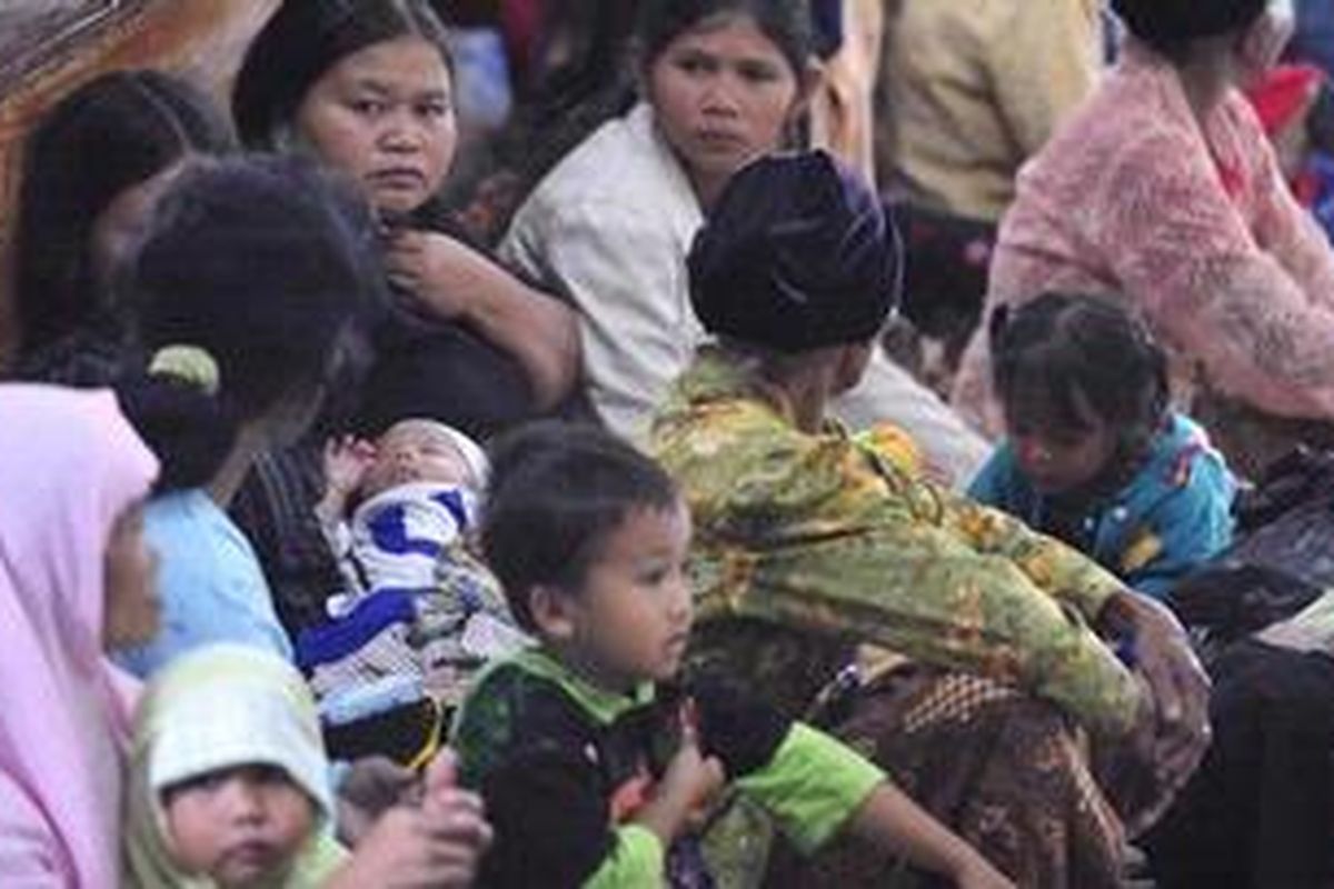 Warga mengungsi ke kantor Balai Desa Umbulharjo, Kecamatan Cangkringan, Kabupaten Sleman, DI Yogyakarta, yang difungsikan sebagai barak pengungsian pasca-kenaikan status Gunung Merapi dari siaga menjadi awas, Senin (25/10/2010). Warga yang tinggal dalam radius tujuh kilometer dari puncak Merapi diungsikan untuk menghindari jatuhnya korban jiwa saat terjadi erupsi Gunung Merapi. 