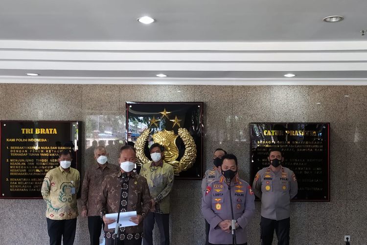 Kapolri Jenderal Listyo Sigit Prabowo dan Menteri Perindustrian (Menperin) Republik Indonesia Agus Gumiwang di Mabes Polri, Jakarta, Senin (4/4/2022).