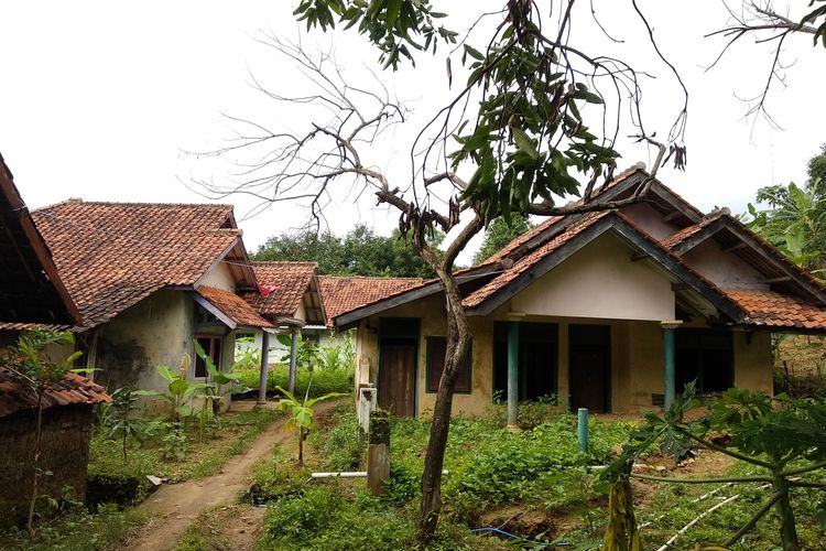 Kondisi rumah-rumah warga Blok Tarikolot, Desa Sidamukti, Kecamatan Majalengka, Kabupaten Majalengka, yang ditinggalkan warga karena bencana longsor dan pergerakan tanah. 