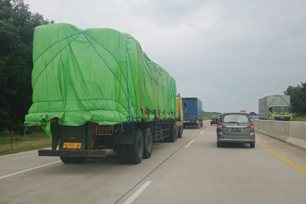 Kendaraan ODOL melinats di jalan Tol Cikampek-Palimanan