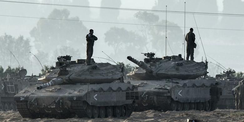 Para prajurit Israel berdiri di atas kubah tank Merkava yang dikerahkan ke dekat perbatasan dengan Jalur Gaza, Selasa (8/7/2014). Ketegangan antara Israel-Gaza terus meningkat sejak peristiwa dibunuhnya seorang remaja Palestina oleh kelompok ekstremis Yahudi sebagai balasan atas pembunuhan tiga remaja Israel di Tepi Barat.