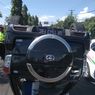 Hilang Kendali, Mobil Dikemudikan WNA Tabrak Pembatas Jalan hingga Terguling di Denpasar