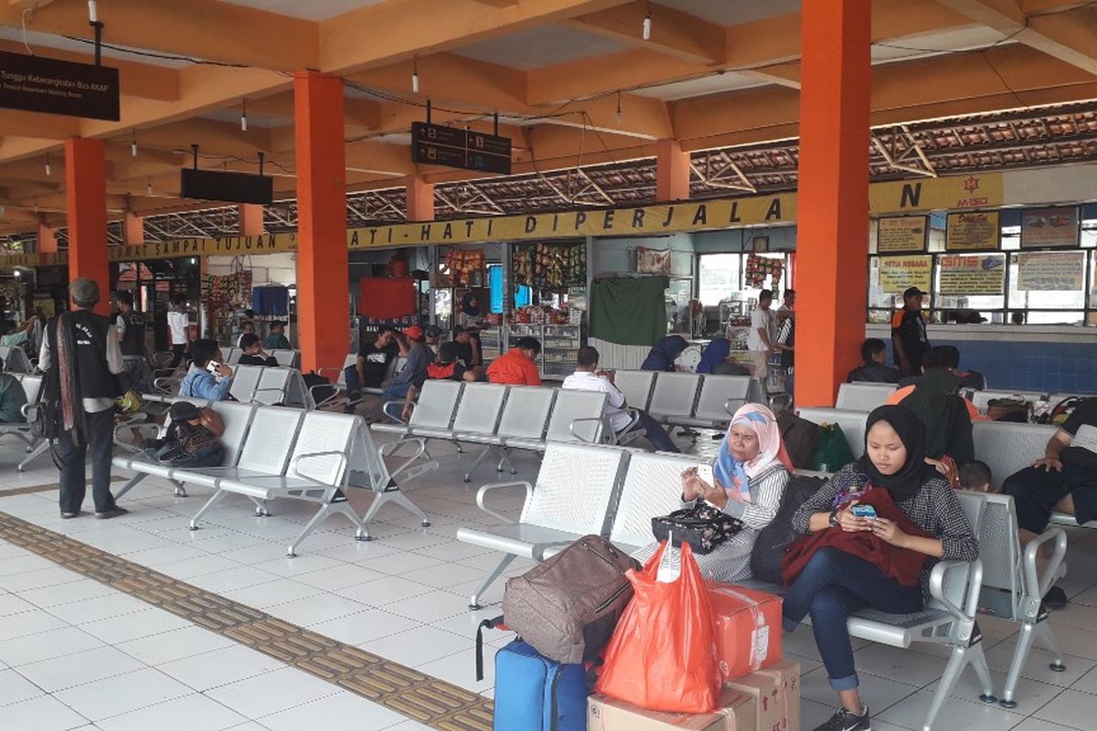 Suasana ruang tunggu penumpang di Terminal Kampung Rambutan pada H-8 Lebaran, Selasa (28/5/2019).