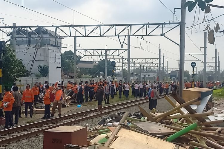 Suasana sterilisasi Bong Suwung oleh PT KAI Daop 6 Yogyakarta menggunakan alat berat dan libatkan ratusan personil, Kamis (3/10/2024)