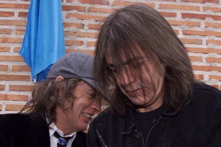 Pada foto yang diambil pada 22 Maret 2000 ini, kakak beradik Angus (kiri) dan Malcolm Young menghadiri peresmian nama jalan AC/DC di Leganes, Spanyol.