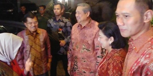 Wakil Presiden Jusuf Kalla menemui Ketua Umum Partai Demokrat Susilo Bambang Yudhoyono. Pertemuan berlangsung di kediaman SBY di Kuningan, Jakarta, Senin (25/6/2018) malam.