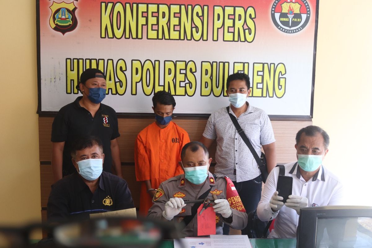 Pelaku pencurian sepeda motor, NAR (21), (memakai baju tahanan) saat dihadirkan dalam rilis pers Rabu (2/3/2022).