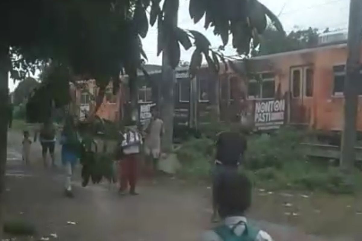 Tangkapan layar video bocah SD yang meninggal dunia usai tertemper KRL Commuerline di wilayah Parung Panjang, Kabupaten Bogor, Senin (9/2/2026). Dok warga