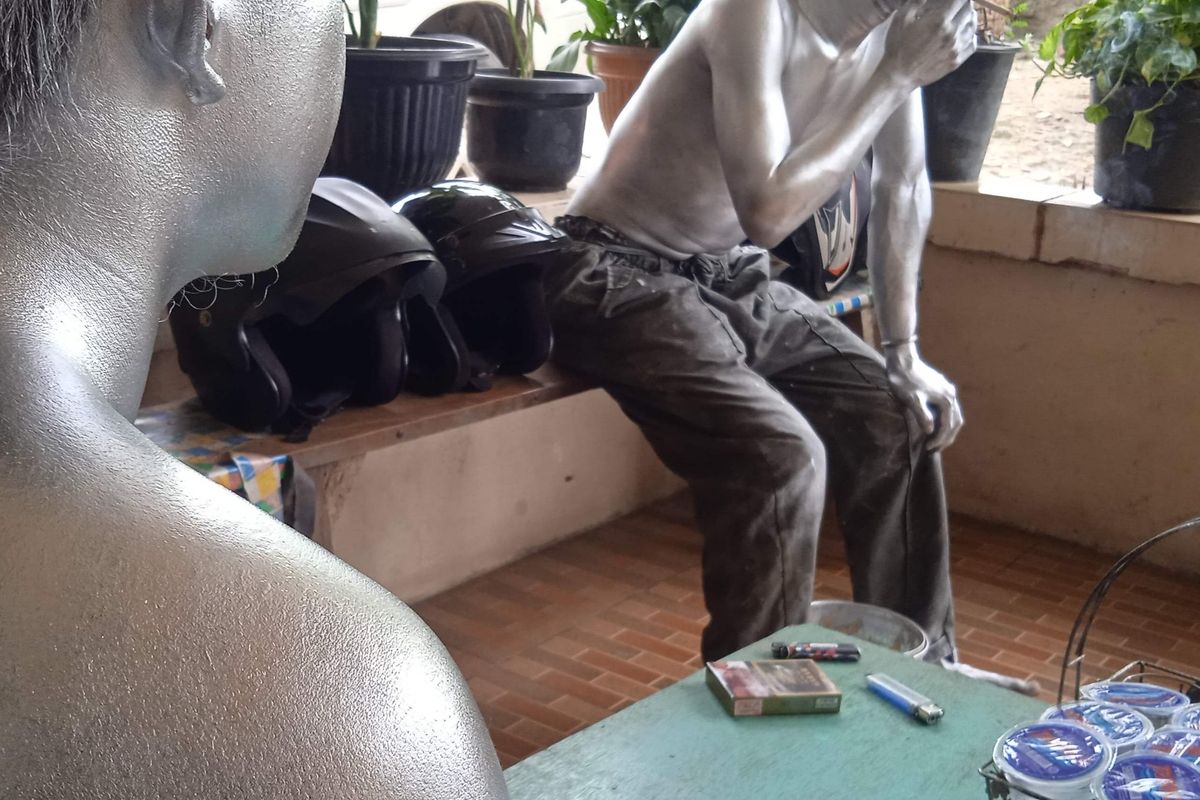 HR (26, kanan) dan PR (23, kiri), dua manusia silver yang mengalami kekerasan yang diduga dilakukan oleh Satpol PP Kota Bandar Lampung, Jumat (26/1/2023).