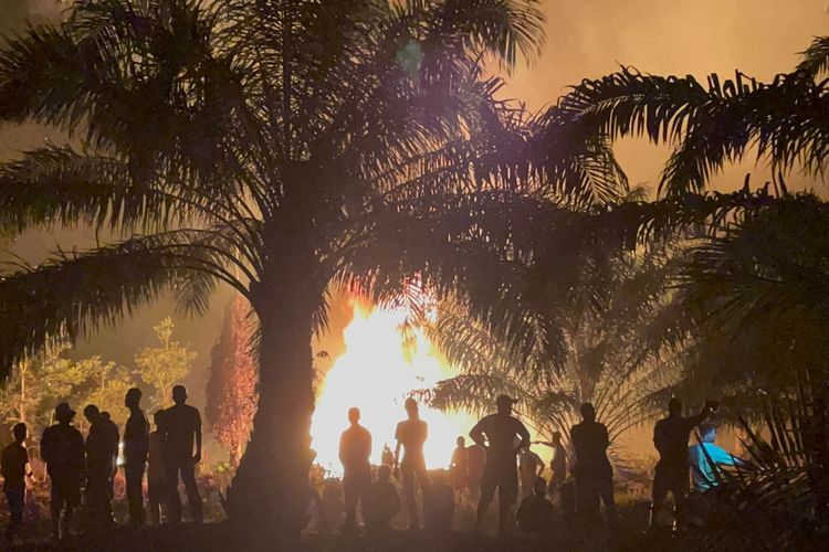 Lahan gambut di Bangka Tengah yang terbakar, Rabu (4/10/2023) malam.