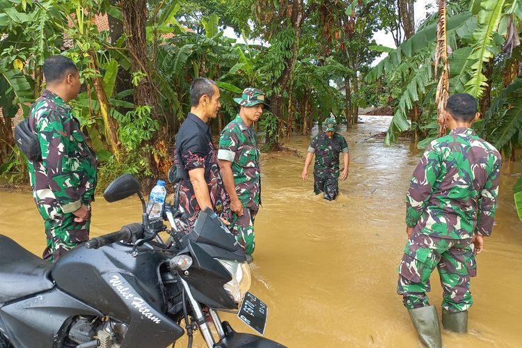 Banjir di wilayah Kecamatan Kemranjen, Kabupaten Banyumas, Jawa Tengah, Rabu (15/11/1023).