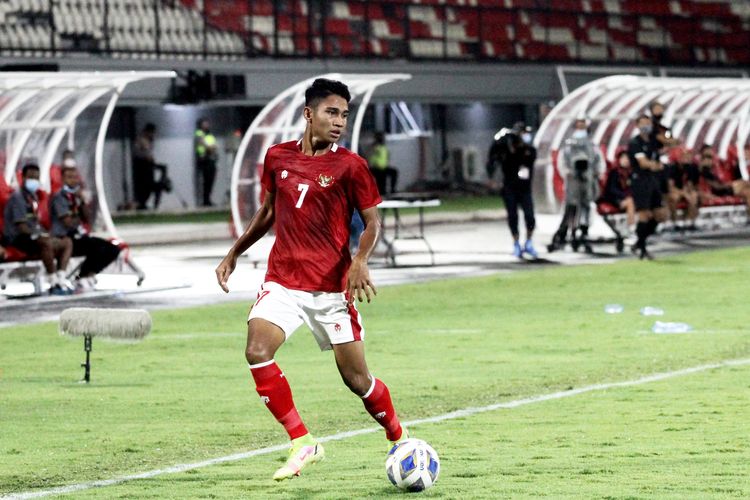 Pemain muda Timnas Indonesia Marselino Ferdinan saat ujicoba dalam rangka FIFA Matchday melawan Timor Leste yang berakhir dengan skor 4-1 di Stadion Kapten I Wayan Dipta Gianyar, Kamis (27/1/2022) malam.