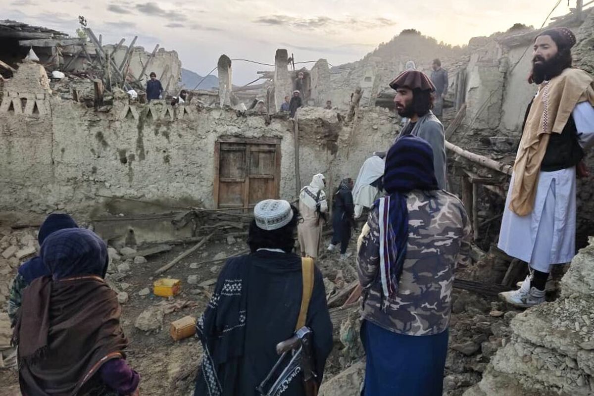Dalam foto yang dirilis oleh kantor berita Bakhtar ini, warga Afghanistan melihat kehancuran yang disebabkan oleh gempa bumi di provinsi Paktika, Afghanistan timur, Rabu, 22 Juni 2022. 