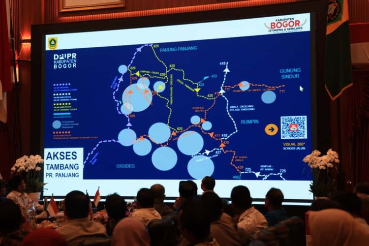 Rapat Pembahasan Penyelesaian Permasalahan Kendaraan Truk Angkutan Tambang di Kecamatan Parung Panjang, rapat dilaksanakan di Pendopo Bupati Bogor, Cibinong, Kabupaten Bogor, Jum'at (19/9/2025). Rapat dipimpin Bupati Bogor Rudy Susmanto dan dihadiri Forkopimda Bogor, baik itu Sekda Kabupaten Tangerang, Dinas Perhubungan, anggota DPRD, TNI-Polri, pihak transporter truk tambang, hingga perwakilan masyarakat.