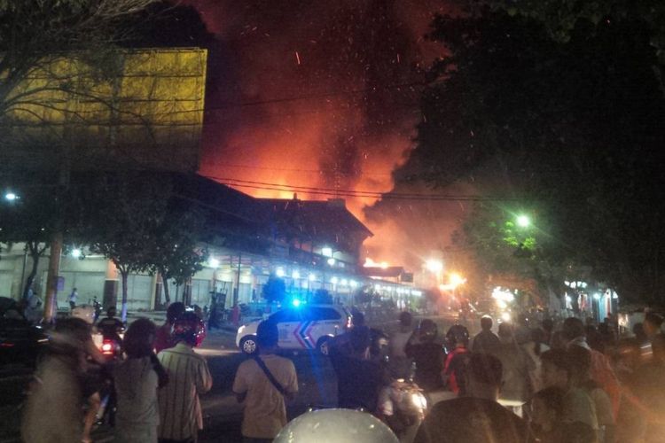 TONTON --Warga menonton kobaran api yang sementara memberanguskan pasar tradisional terbesar di Kota Ponorogo, Kabupaten Ponorogo, Jawa Timur, Minggu ( 14/5/2017) malam.