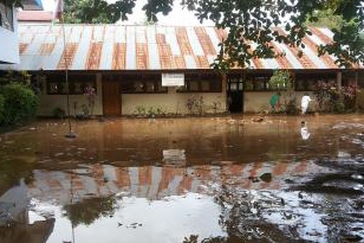 Kondisi SDN 16 Manado yang ikut terendam lumpur akibat banjir bandang.