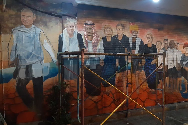 Lukisan mural Presiden Jokowi bersama kepala negara G20 di tembok bangunan sebuah rumah makan dan rumah toko (ruko) di Jalan Slamet Riyadi Solo, Jawa Tengah, Rabu (26/1/2022) malam.
