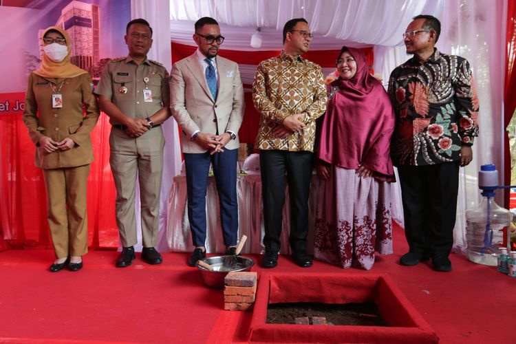 Gubernur DKI Jakarta Anies Baswedan meletakkan batu pertama pembangunan rumah sakit (RS) Toto Tentrem di Tebet, Jakarta Selatan, Senin (26/9/2022) sore.