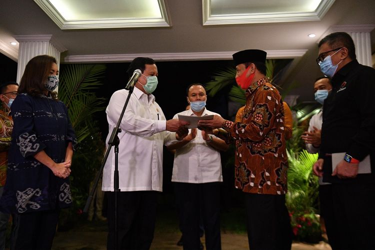 Ketua Umum Partai Gerindra Prabowo Subianto (kedua kiri) menyerahkan surat rekomendasi kepada pasangan bakal calon Walikota dan Wakil Wali Kota Tangerang Selatan Muhamad (kedua kanan) dan Rahayu Saraswati (kiri) disaksikan dan Sekjen PDIP Hasto Kristiyanto (kanan) di kediaman Prabowo, Kebayoran Baru, Jakarta Selatan, Senin (20/7/2020). Partai Gerindra resmi menyerahkan rekomendasi pasangan Muhamad dan Rahayu Saraswati untuk maju dalam Pilkada Tangerang Selatan tahun 2020.? ANTARA FOTO/Sigid Kurniawan/hp.