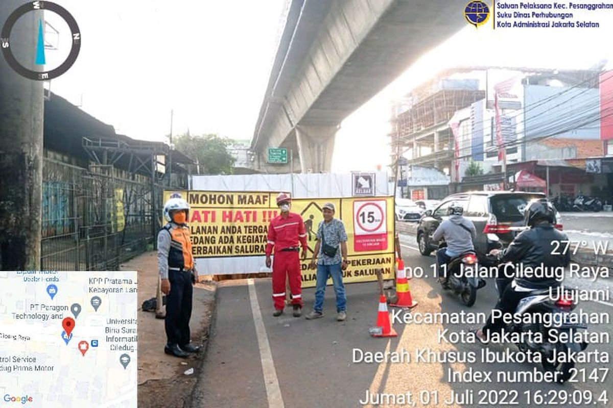 Proyek galian di Jalan Ciledug Raya yang dikeluhkan warga hingga membuat pengendara motor terluka, Jumat (1/7/2022). 