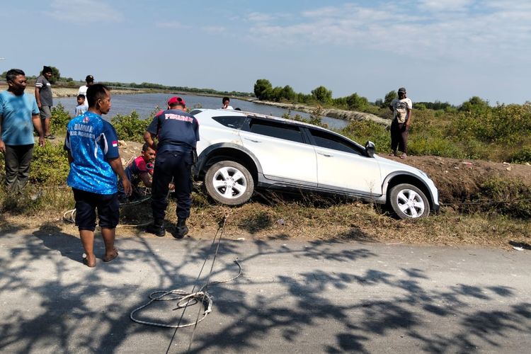 Petugas Damkar saat mengangkat mobil Honda BRV yang terperosok masuk ke parit di Jalan Desa Tambak, Kecamatan/Kabupaten Indramayu, Jumat (5/9/2025).
