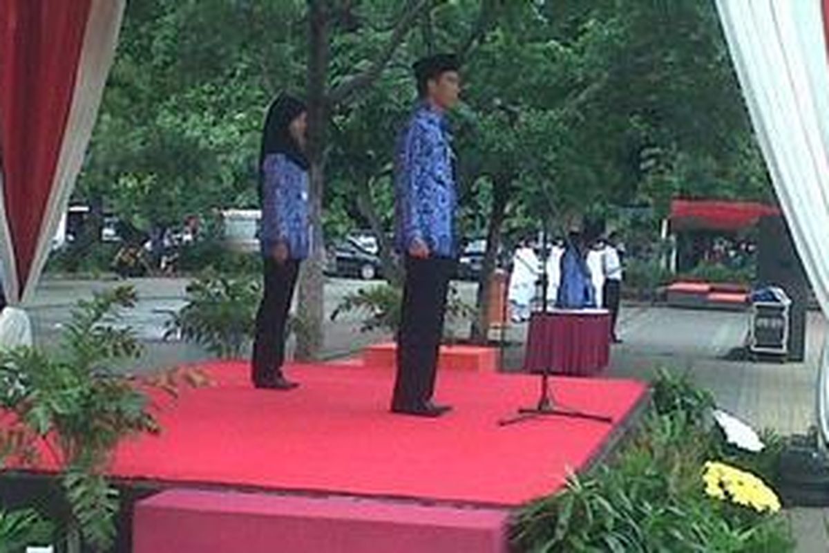 Gubernur DKI Jakarta Joko Widodo saat memimpin upacara peringatan Hari Ibu di lapangan IRTI, Monas, Jakarta, Rabu (26/12/2012).