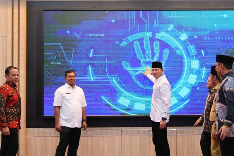 Menteri Agraria dan Tata Ruang/Kepala Badan Pertanahan Nasional (ATR/BPN), Agus Harimurti Yudhoyono (AHY) mendeklarasikan Kota Cilegon sebagai Kota Lengkap pada Selasa (26/03/2024) di Pendopo Gubernur Banten.