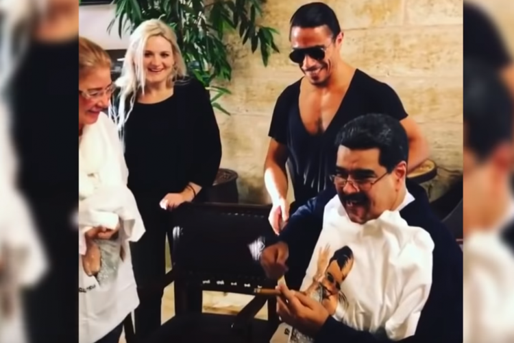 Presiden Venezuela Nicolas Maduro (duduk, bawah) tertawa tatkala menerima kaus dari koki selebriti Turki Salt Bae saat berkunjung ke Istanbul. Kunjungan Maduro membuat Salt Bae panen kecaman.
