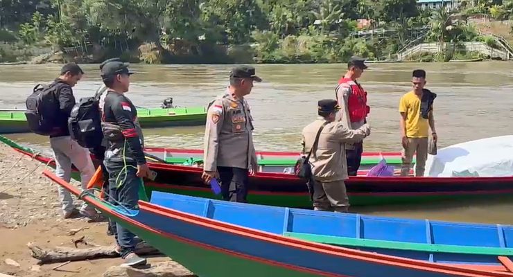 Dengan Ketinting, Logistik Pilkada Sampai di Perbatasan Malaysia