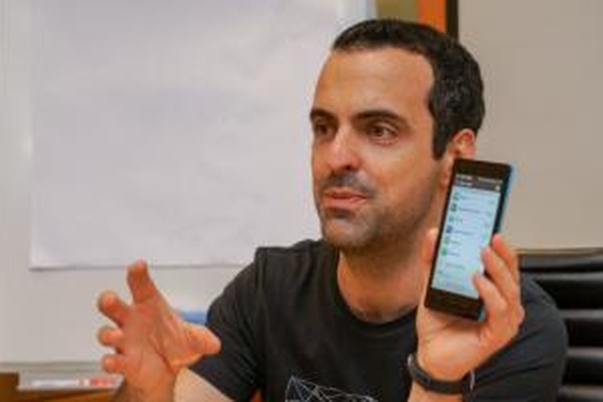 VIce President Global Xiaomi Hugo Barra ketika mendemonstrasikan kemampuan smartphone Xiomi Redmi 1S dalam acara peluncuran di Jakarta, Rabu (27/8/2014) 