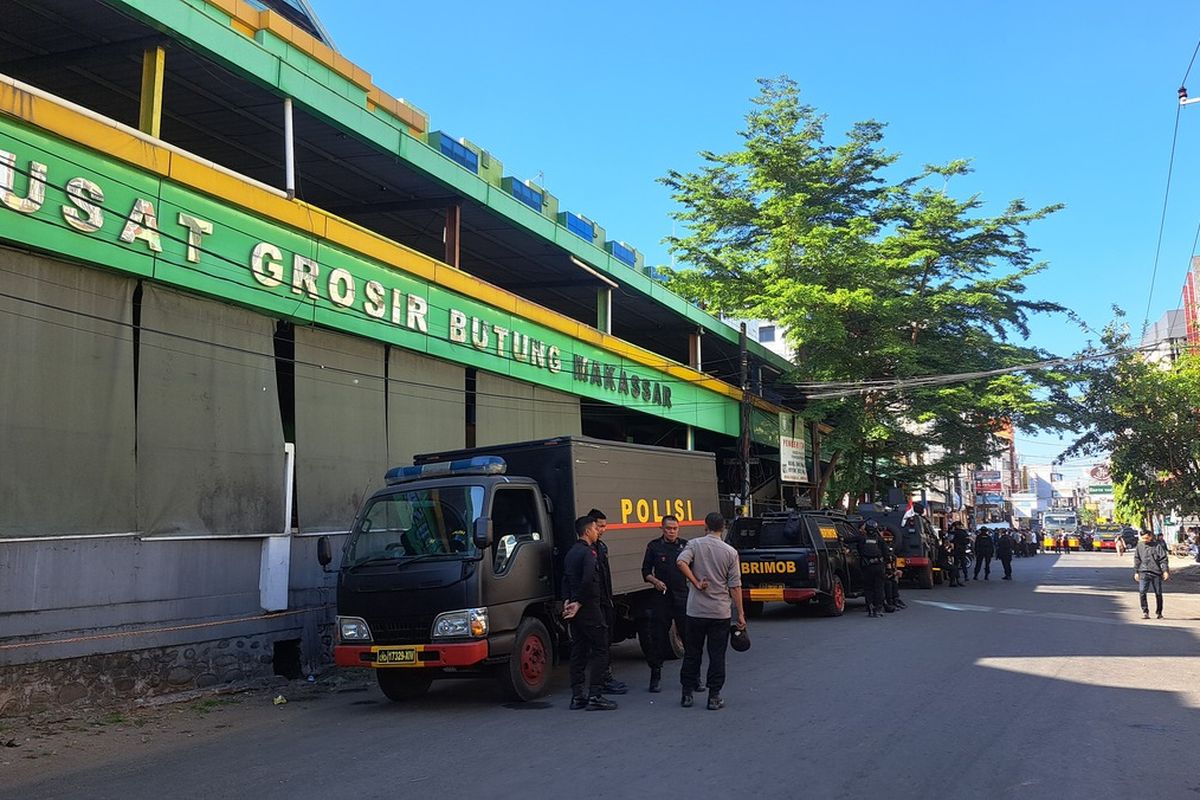 Personil Brimob dan Polres Pelabuhan Makassar, berjaga di Pasar Butung Makassar saat eksekusi pengelolaan dan putusan Pengadilan Negeri Makassar, Senin (5/8/2024).